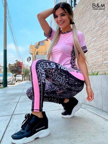 Shirt And Leggings Outfit